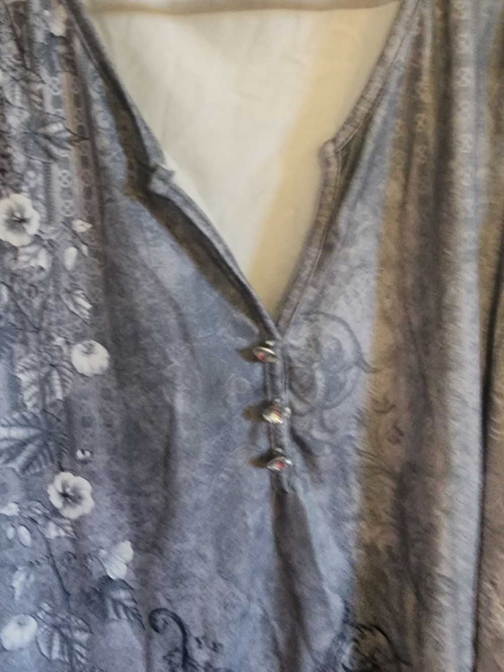 chic Me Gray Floral V-Neck Tunic with Button Accents. New Without Tags